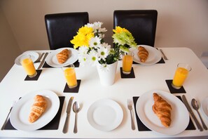 Lower Hampton (2 Bedrooms) | In-room dining - Lower Hampton - Two Bedroom Apartment, Sleeps 5 (Scarborough)