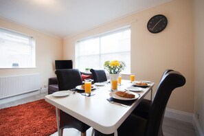 Lower Hampton (2 Bedrooms) | In-room dining - Lower Hampton - Two Bedroom Apartment, Sleeps 5 (Scarborough)
