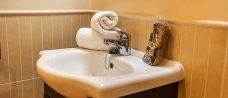 シャワー、ヘアドライヤー、タオル