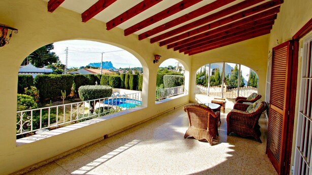 A covered outdoor area with a pool, wicker furniture, and a view of the landscape. - Bal-30E - traditionally furnished detached villa with peaceful surroundings in Benissa (Benissa)