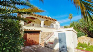 A two-story house with a balcony, a stone staircase, and a garage. - Bal-30E - traditionally furnished detached villa with peaceful surroundings in Benissa (Benissa)