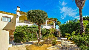 A Mediterranean-style villa with a stone pathway leading to a patio area with outdoor furniture. - Bal-30E - traditionally furnished detached villa with peaceful surroundings in Benissa (Benissa)