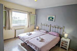 3 chambres, fer et planche à repasser, Wi-Fi, draps fournis