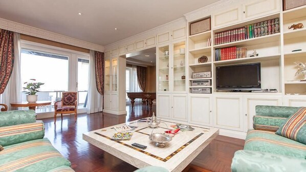 Télévision, lecteur de DVD, chaîne hi-fi