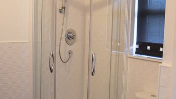 House, 5 Bedrooms | Bathroom | Hair dryer, towels
