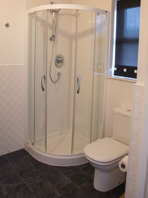 House, 5 Bedrooms | Bathroom | Hair dryer, towels - Highland Holiday Homes - Tulloch Ard (Aviemore)