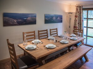 House, 5 Bedrooms | In-room dining