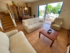 تلفزيون، مدفأة، مشغل دي في دي