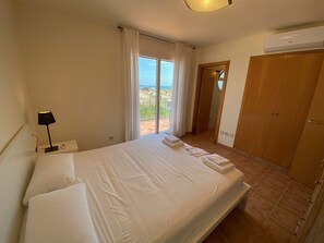 3 slaapkamers, een strijkplank/strijkijzer, gratis wifi, beddengoed