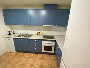 Een koelkast, een microgolfoven, een oven, een vaatwasser