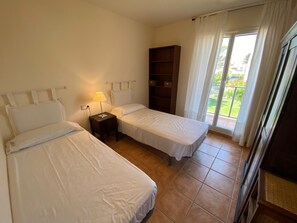 3 slaapkamers, een strijkplank/strijkijzer, gratis wifi, beddengoed