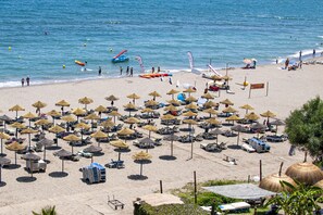 Liegestühle, Strandtücher