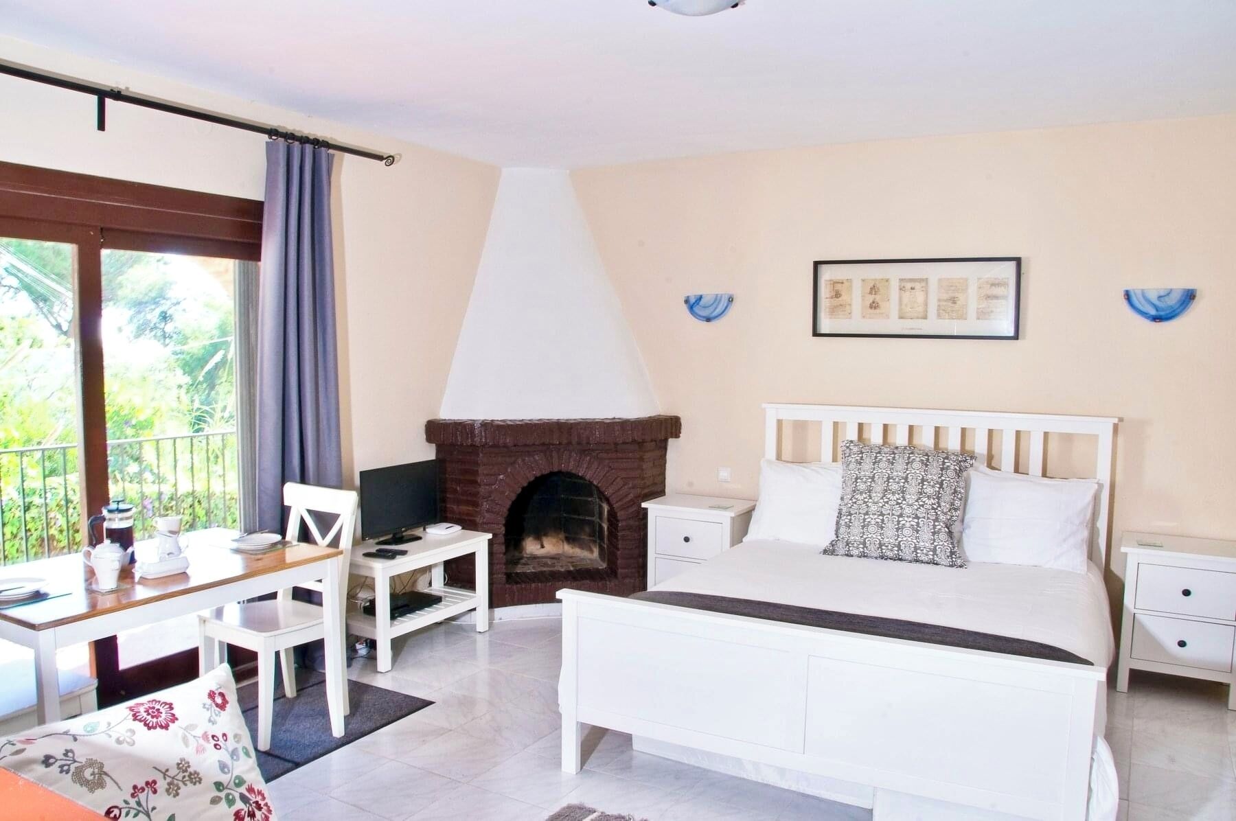 Escritorio, tabla de planchar con plancha, wifi gratis y ropa de cama 