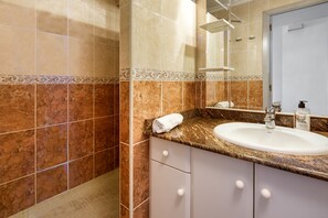 Shower, hair dryer, towels - Holiday Beach - Denia, Costa Blanca (Denia)