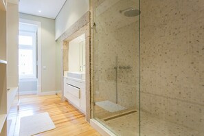 Badewanne, Haartrockner, Handtücher, Toilettenpapier