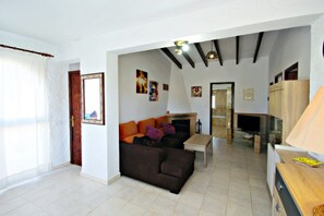 Televisie, een open haard en een dvd-speler