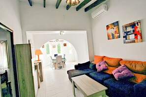 Televisie, een open haard en een dvd-speler