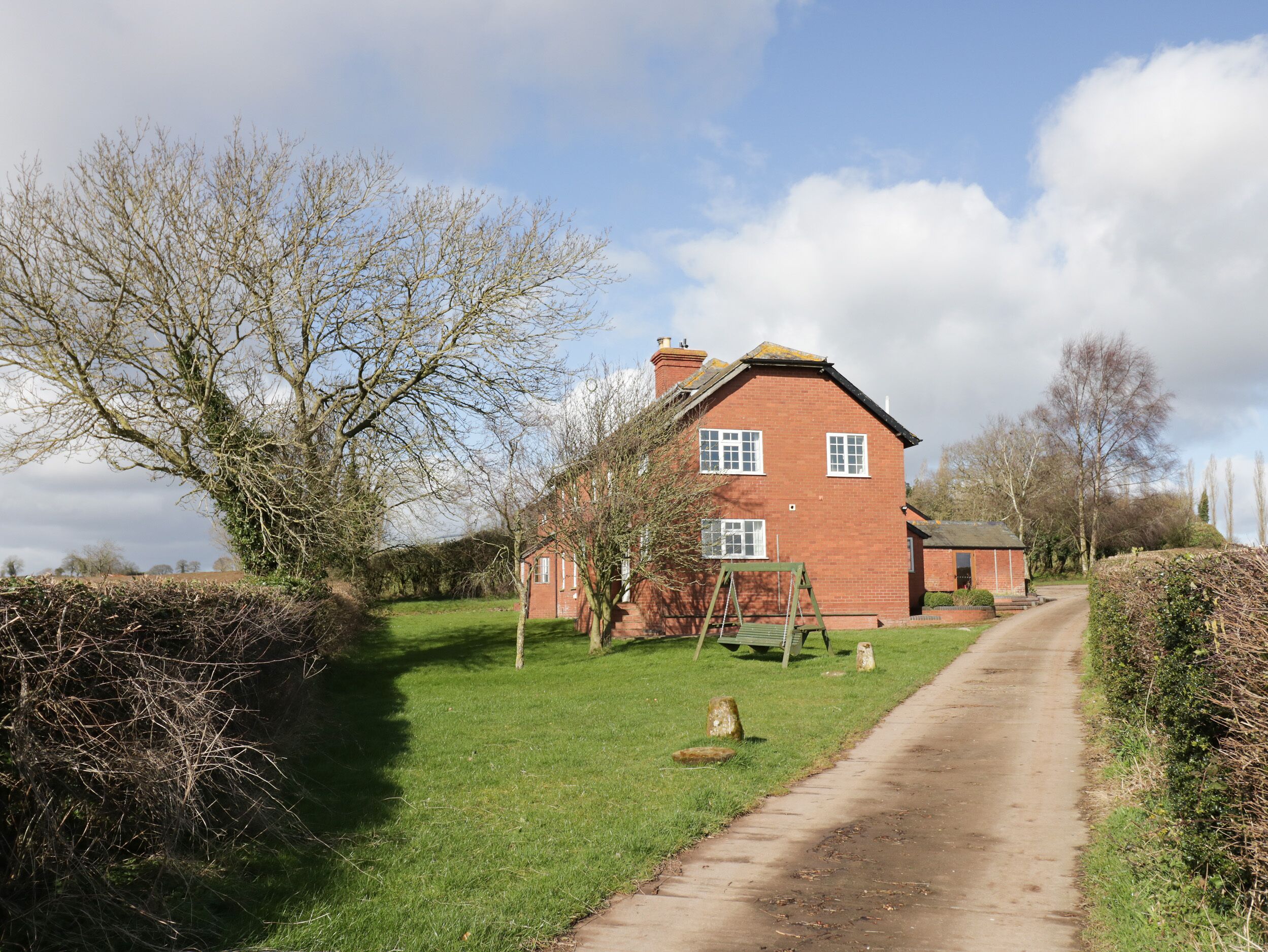 DURSTONE COTTAGE, pet friendly, with open fire in Pencombe