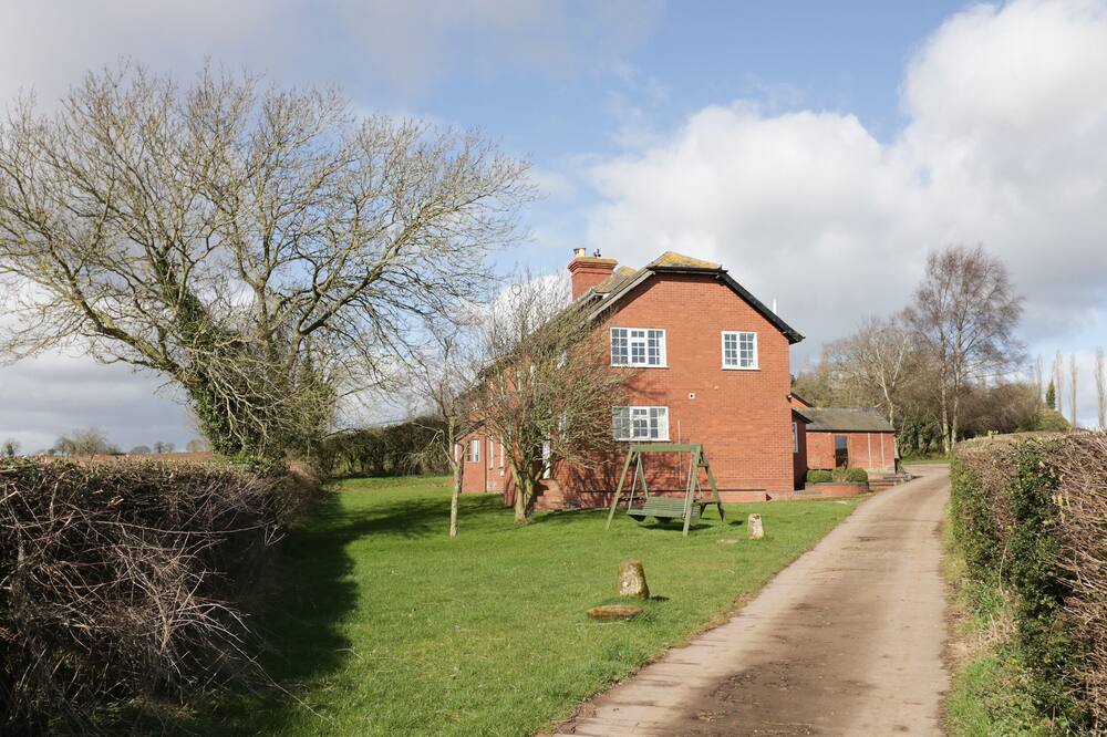 DURSTONE COTTAGE, pet friendly, with open fire in Pencombe