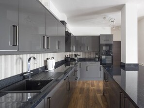 Apartment | Private kitchen | Full-size fridge, microwave, oven, stovetop - Manhattan Heights 3 (Maidstone)