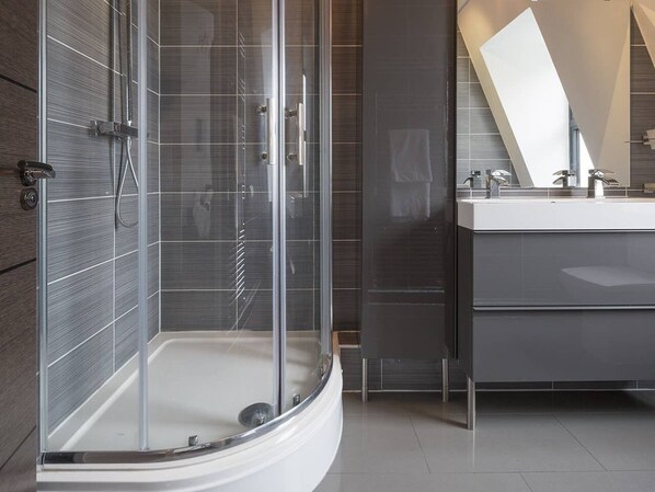 Apartment | Bathroom | Shower, hair dryer, towels, soap