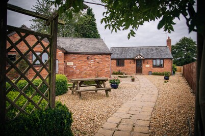 Millers House - Large three bedroomed bungalow in perfect rural setting.