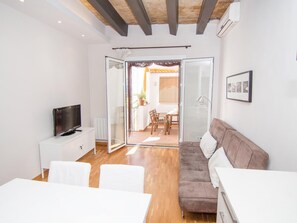 TV - HABANA BY BLAUSITGES Adorable apt in the center with AC, WiFi and terrace (SITGES)