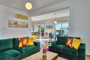 Télévision, lecteur de DVD, livres