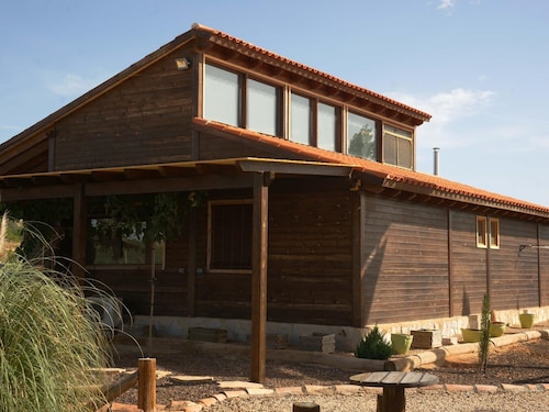 Casa rural de madera con capacidad para 12 personas con piscina