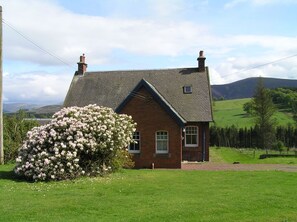 Exterior - The Gardener's House, Charming Red Brick Cottage with Stunning Views of Tinto – Family and Pet Frien (Near Biggar)