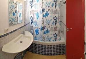 Baignoire, sèche-cheveux, serviettes fournies