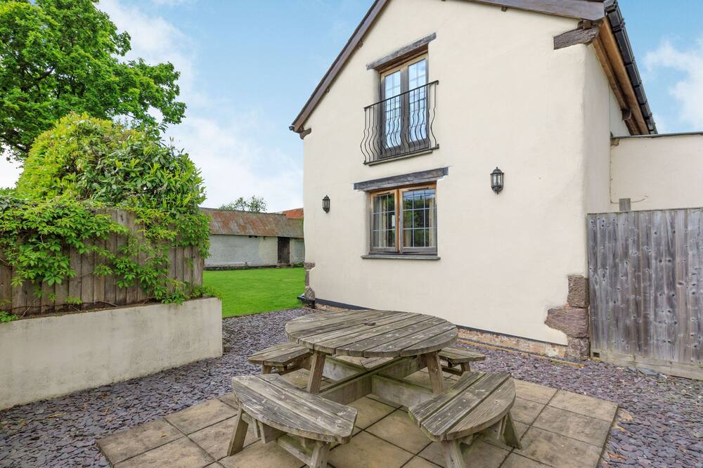 THE FURROW, pet friendly, country holiday cottage in Tedburn St Mary