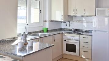 Een koelkast, een oven