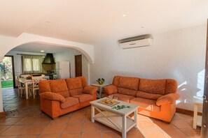 TV - Large apartment with garden "Hierbabuena"  1 bedroom (Conil de la Frontera)