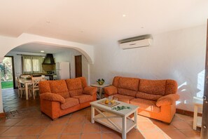 TV - Large apartment with garden "Hierbabuena"  1 bedroom (Conil de la Frontera)
