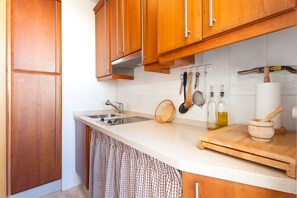 Frigorífico, microondas, lavavajillas y cafetera o tetera