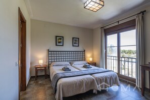 2 slaapkamers, een strijkplank/strijkijzer, gratis wifi, beddengoed