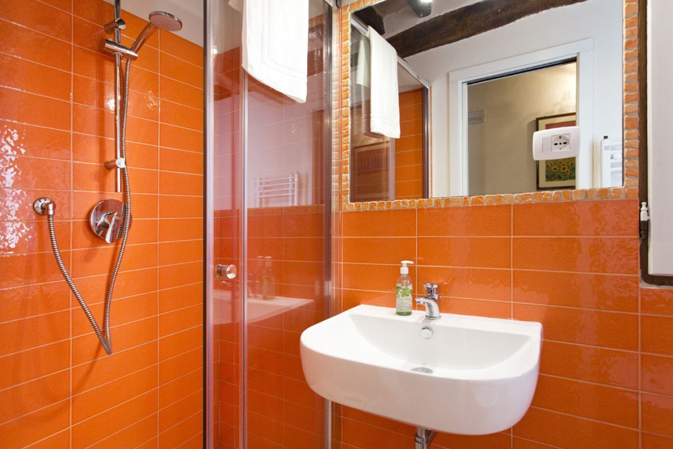 Ducha, secador de pelo, bidet, toallas