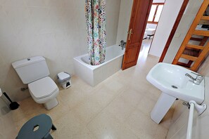 Baignoire, sèche-cheveux, serviettes fournies