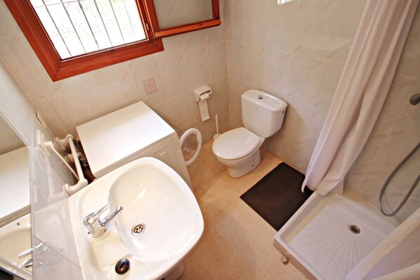 Bathtub, hair dryer, towels