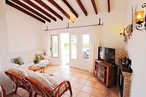 Fernseher, Kamin, DVD-Player