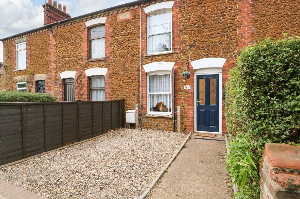 DUCK COTTAGE, family friendly, with a garden in Snettisham