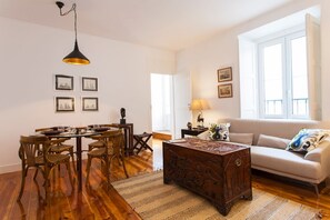 Apartament, 2 dormitoris (1) | Sala d'estar | Televisor LED 