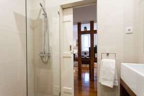 Bathroom - Stylish Lisbon Apartment in Alfama (Lisbon)