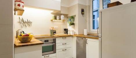 Apartment, 2 Bedrooms (1) | Private kitchen | Full-size fridge, microwave, oven, stovetop