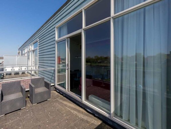 Terrace/patio - Neat island house with beautiful view, for larger groups, it is ideal to rent in combination with th (OUDE-TONGE)