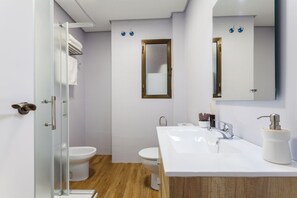 Secador de cabelo, toalhas de banho