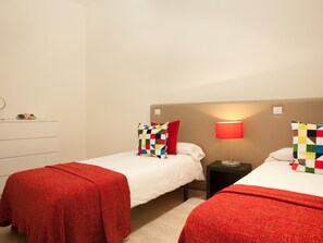 3 chambres, fer et planche à repasser, Wi-Fi, draps fournis