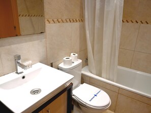 Badewanne, Haartrockner, Handtücher