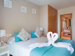 3 bedrooms, iron/ironing board, internet, bed sheets